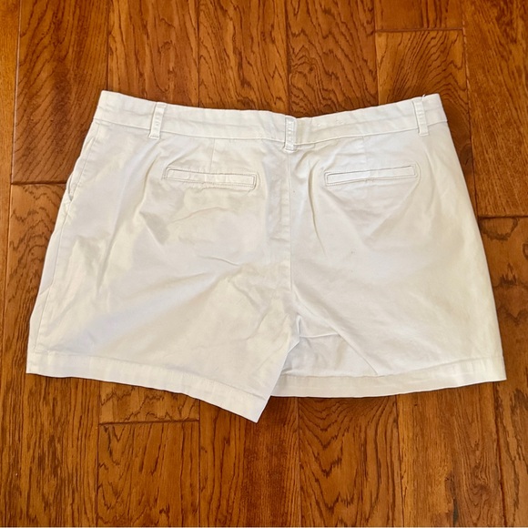 Crown & Ivy White Shorts - Picture 3 of 4